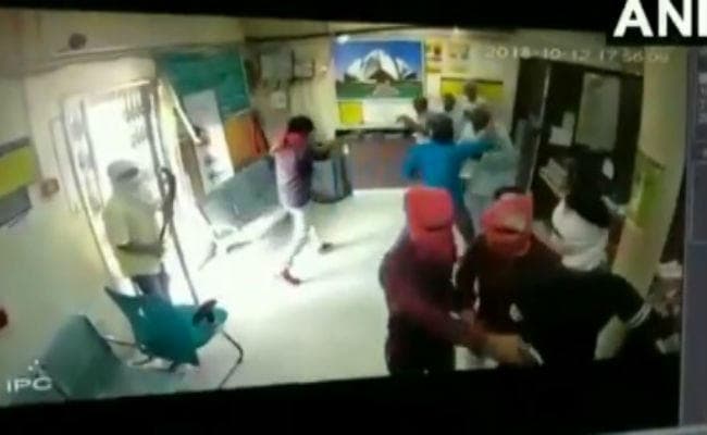 VIDEO दिल्ली बैंक लूट: देखें कैसे बैक में घुसे अपराधी, कैशियर को मारी गोली, लूटे दो लाख रुपये