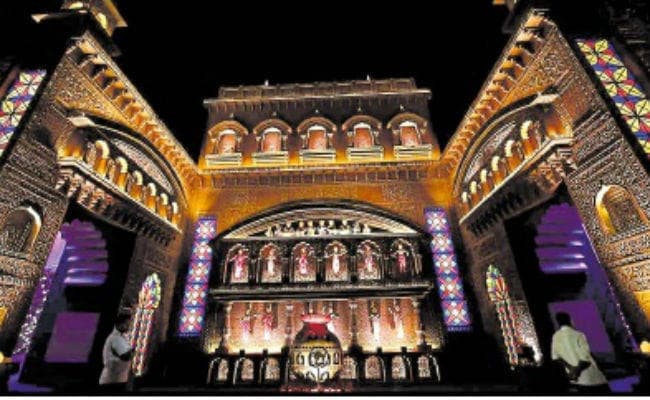 कोलकाता के इस पूजा पंडाल में समझायी गयी है जन्म से मृत्यु तक की प्रक्रिया