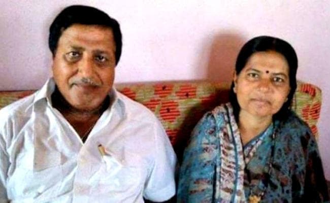 पूर्व मंत्री  मंजू वर्मा के घर पुलिस ने चिपकाया इश्तेहार