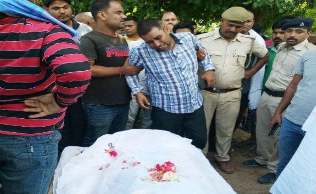 खगड़िया : मुठभेड़ में पसराहा थानाध्यक्ष शहीद, पुलिस लाइन लाया गया शहीद का शव, ...देखें तस्वीर और वीडियो