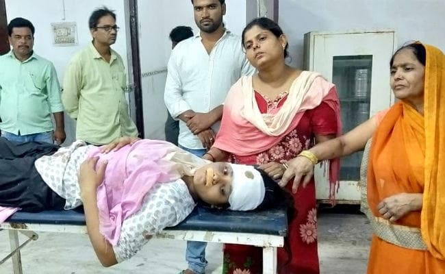 गोपालगंज : पड़ोसियों ने बैंक कैशियर के घर में घुस कर मां-बेटियों को पीटा