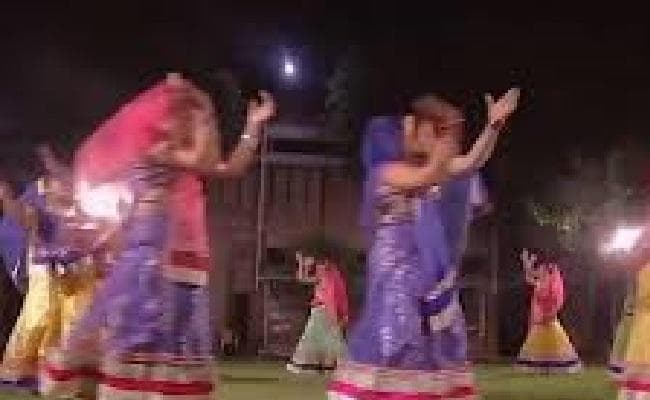 मोदी के लिखे गरबा गाने पर थिरकी दृष्टिबाधित लड़कियां