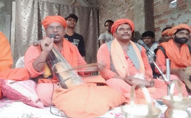 16 वर्षों बाद साधु के वेश में गांव आया युवक, देखने को उमड़ी भीड़