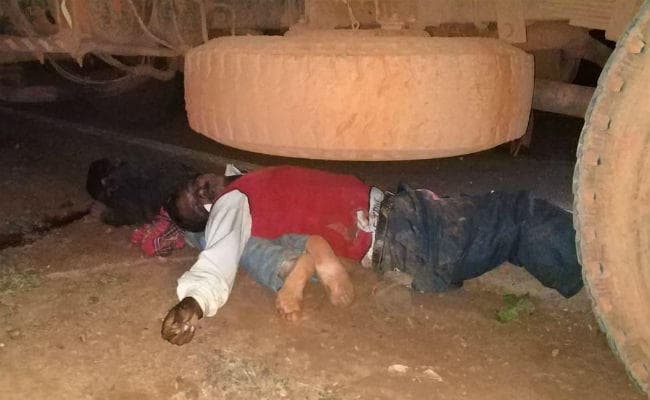 गुमला : ट्रक की चपेट में आने से दो लोगों की मौत