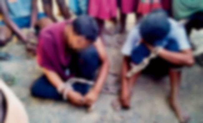 शर्मनाक : दुष्कर्म का विरोध कर रही युवती को ही नग्न कर दी गयी सजा, तमाशा देखते रहे ग्रामीण, वीडियो वायरल