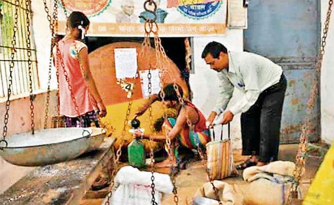 राशन डीलरों का आरोप- एमओ साहब प्रति क्विंटल पर 60 रुपये का कमीशन लेते हैं, ऐसे में हम तो ग्रामीणों का अनाज काटेंगे ही...