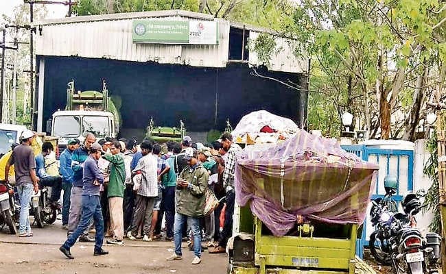 रांची : वेतन नहीं मिला, 250 सफाईकर्मी हड़ताल पर