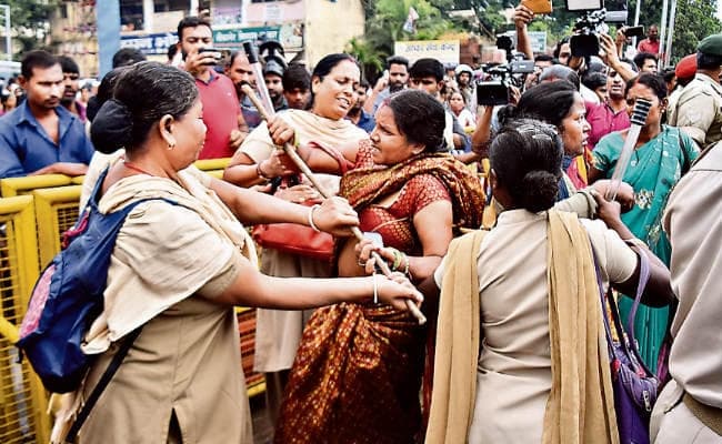 रांची : रसोइयों ने चौक-चौराहों को किया जाम छह घंटे तक ठप रही यातायात व्यवस्था
