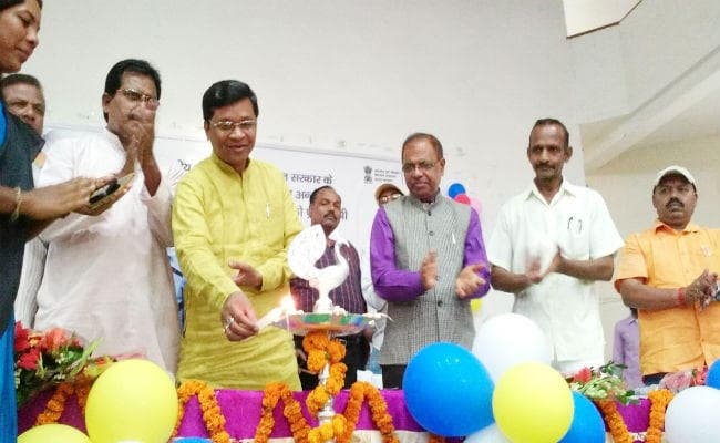 लोहरदगा : ''आयुष्मान भारत योजना'' के तहत लाभुकों को बांटे गये प्रधानमंत्री द्वारा हस्ताक्षरित पत्र