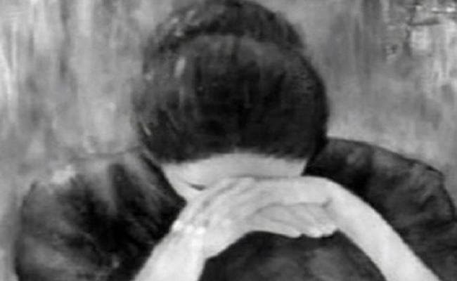 प्रेमी के घर के सामने प्रेमिका ने दिया धरना, कहा- एक माह संग रख कह दिया...