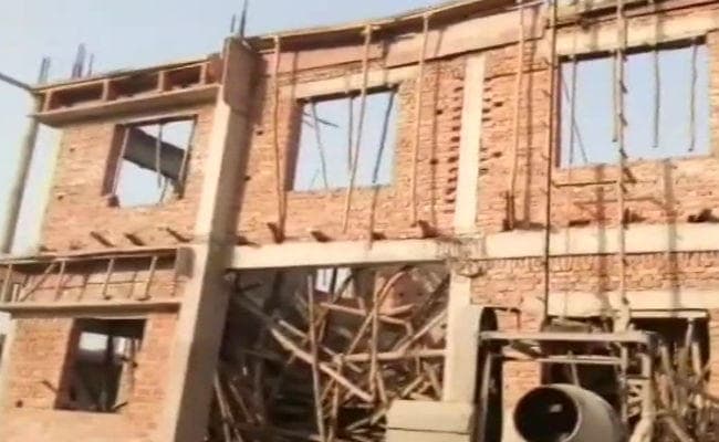 यूपी के शाहजहांपुर में निर्माणाधीन इमारत गिरा, दो मजदूरों की मौत, 16 बचाये गये