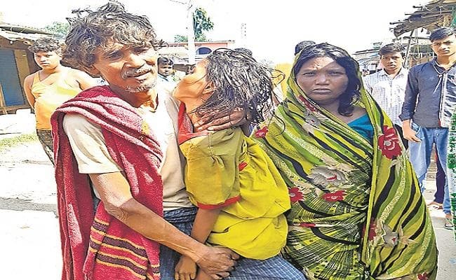 एंबुलेंस नहीं की व्यवस्था तो कंधे पर बच्ची के शव को उठा घर ले गये पिता