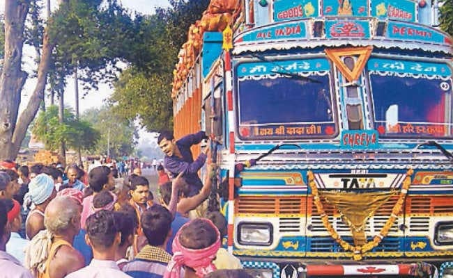 पटना : ऑटो ने बाइक को मारी टक्कर, दो की मौत, इधर ट्रक ने डीलर को रौंदा, मौत पर सड़क जाम