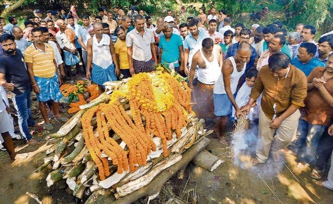 सहरसा : शहीद थानाध्यक्ष पंचतत्व में विलीन, पुत्र शौर्यमान ने दी मुखाग्नि
