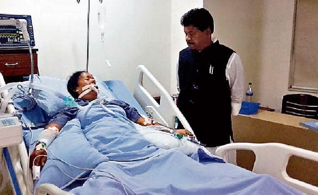 रांची : आश्रिता टूटी से मिलने पहुंचे बंधु तिर्की, अभी भी कोमा में, स्थिति गंभीर