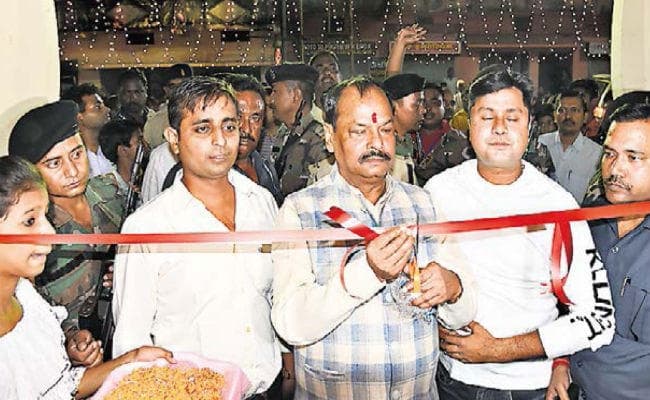 जमशेदपुर : पूजा के दौरान अनुशासित रहें युवा : रघुवर दास