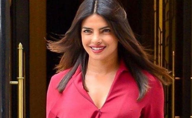 प्रियंका चोपड़ा ने रेड आउटफिट में ढाया कहर, जानें कीमत...