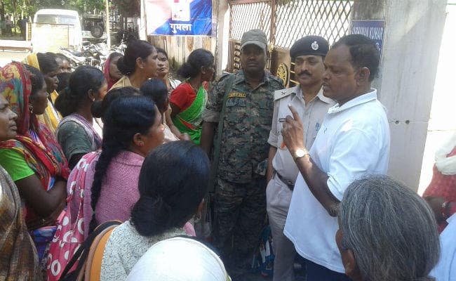 गुमला : माओवादी समर्थक के शक में होटल संचालक को पकड़ा, विरोध में ग्रामीणों ने एसपी कार्यालय घेरा