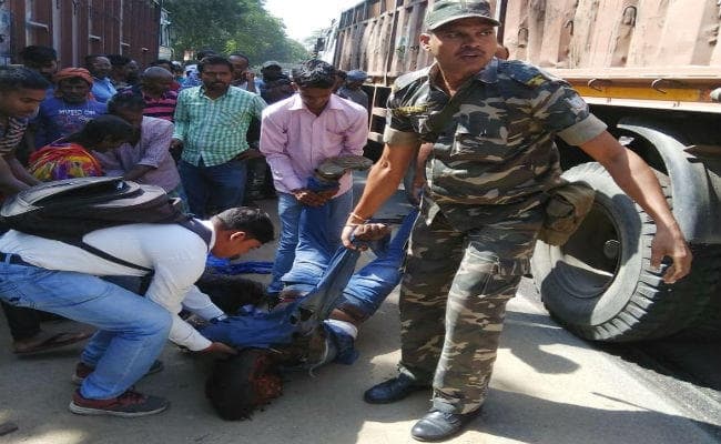 कोडरमा : दुर्गा पूजा की खरीदारी कर बाइक से लौट रहे थे पिता-पुत्र, ट्रेलर की चपेट में आने से मौत