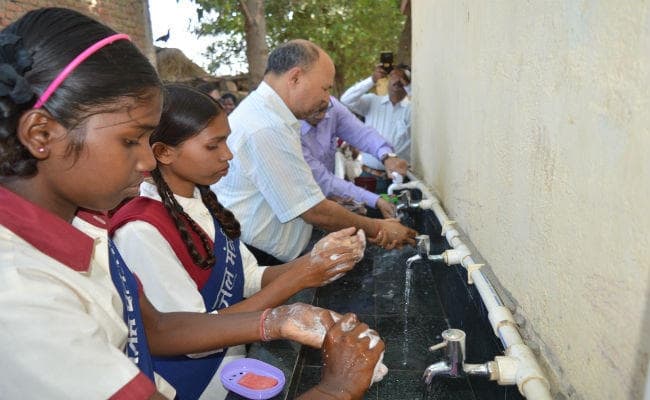 बच्चों को स्कूल नहीं भेजने वाले अभिभावक होंगे सरकारी सुविधा से वंचित : उपायुक्त