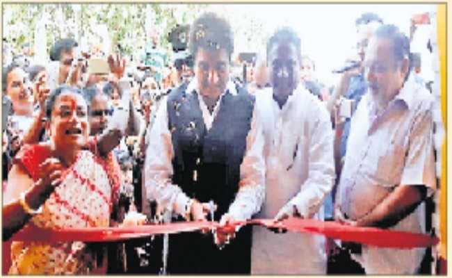 राज बब्बर ने दुर्गा पूजा पार्टी कैंप का किया उद्घाटन, कहा : कांग्रेस में बढ़ रहा लोगों का विश्वास, राहुल गांधी को बताया युवा नेता