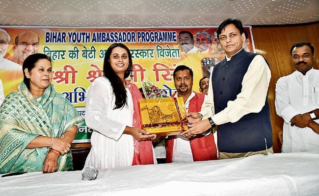 पटना : भाजयुमो ने गोल्ड मेडलिस्ट श्रेयसी को किया सम्मानित