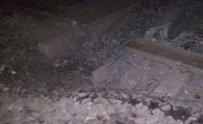 नक्सलियों ने चौधरीबांध में रेल पटरी उड़ायी, रेल सेवा प्रभावित