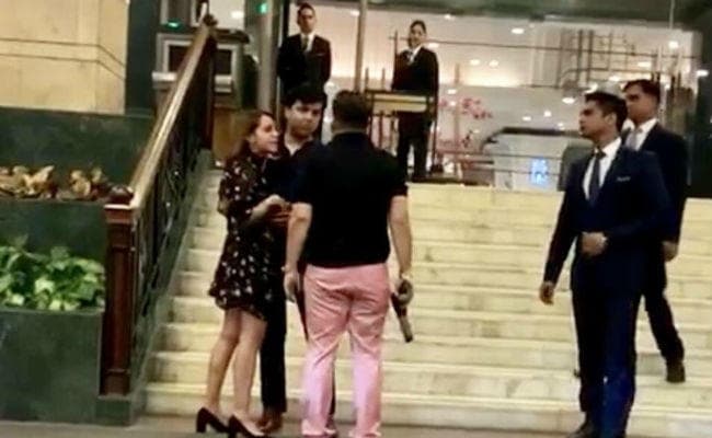 फाइव स्टार होटल में बसपा नेता के बेटे ने लहराया हथियार, बोले रॉबर्ट वाड्रा- God help us