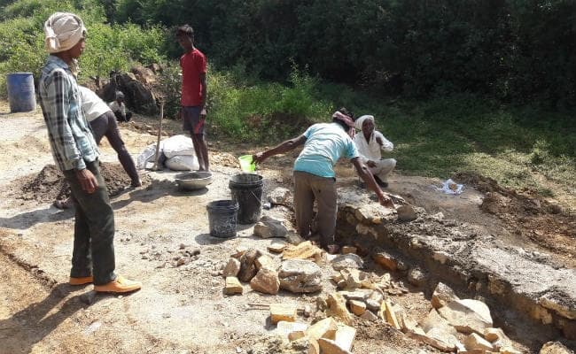 भवनाथपुर : घटिया सड़क निर्माण को लेकर ग्रामीणों का हंगामा, निर्माण में लगाया जा रहा चूना पत्थर