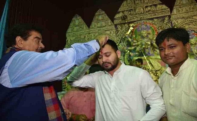 शत्रुघ्न ने तेजस्वी के माथे पर लगाया तिलक, दिया ‘विजयीभव:'' का आशीर्वाद