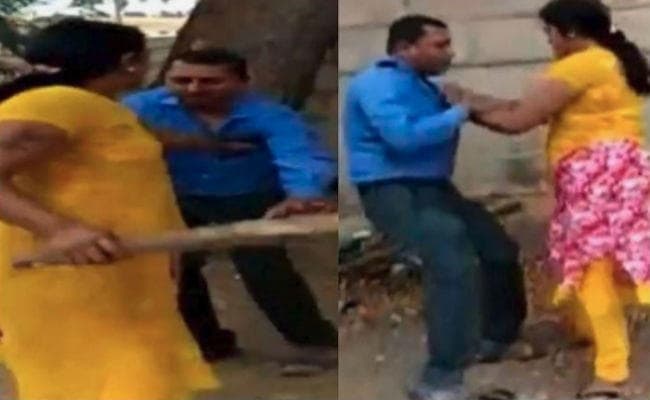 VIDEO: लोन देने के बदले बैंक मैनेजर ने की शारीरिक संबंध बनाने की फरमार्इश, महिला ने की चप्पल-डंडे से धुनाई