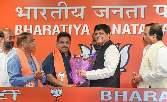 गोवा में कांग्रेस को झटका, भाजपा में शामिल हुए इस्तीफा देनेवाले दोनों विधायक