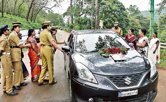 आज से खुलेगा सबरीमाला मंदिर, सुप्रीम कोर्ट के आदेश के खिलाफ महिलाओं ने रोकी बस और कारें, तनाव