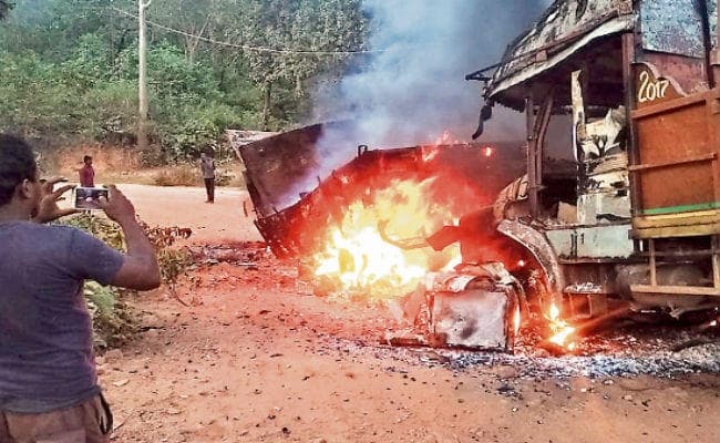 लोहरदगा : बॉक्साइट लदे  11 ट्रकों को उग्रवादियों ने फूंका