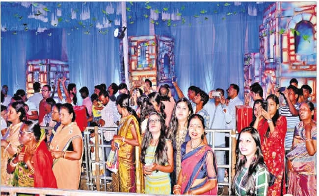 मां दुर्गा की आराधना में डूबा शहर, हर तरफ खुशियां