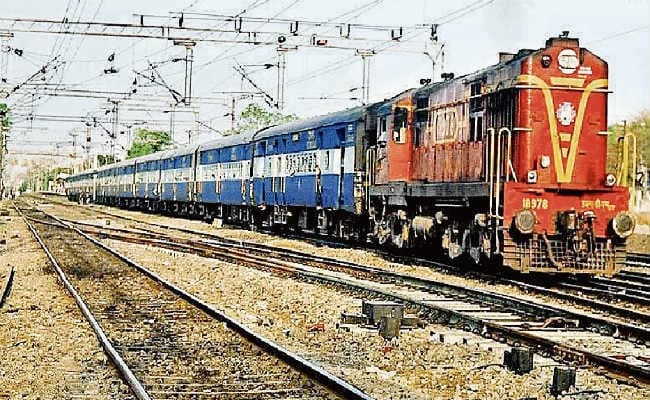 Gorakhpur News: समुद्र किनारे नया साल मनाने का सपना रह गया अधूरा, ट्रेनों में नहीं मिल रहा कंफर्म टिकट