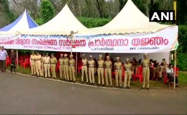 #Sabrimala : सबरीमला मंदिर खुलने से पहले निलक्कल में तनाव का माहौल, पुलिस ने प्रदर्शनकारियों को हटाया