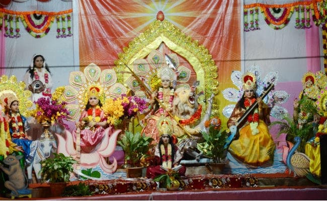 दुर्गापूजा को लेकर पूजा पंडालों में उमड़ी लोगों की भीड़, देखें तस्वीरें…