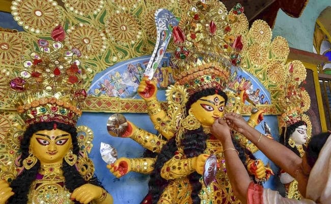 दुर्गा पूजा पंडाल पर बदमाशों ने किया हमला, महिला समेत दो गिरफ्तार