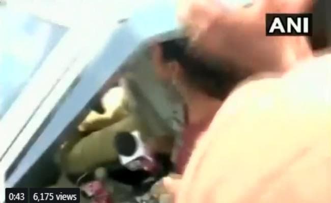 #SabarimalaTemple महिला पत्रकार पर उग्र भीड़ ने किया हमला