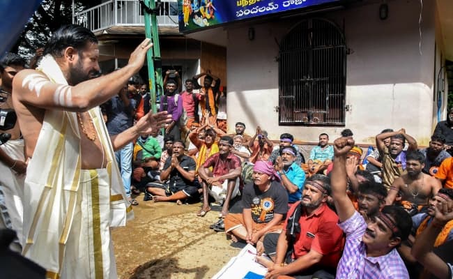 SabarimalaTemple : महिलाओं के प्रवेश का विरोध जारी, महिला पत्रकार की गाड़ी पर हमला, उग्र भीड़ पर लाठीचार्ज
