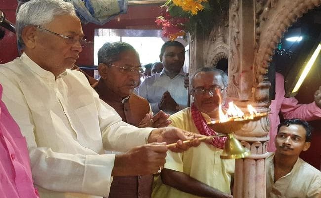 सीएम नीतीश ने पंडालों में मां दुर्गा की प्रतिमा का किया दर्शन