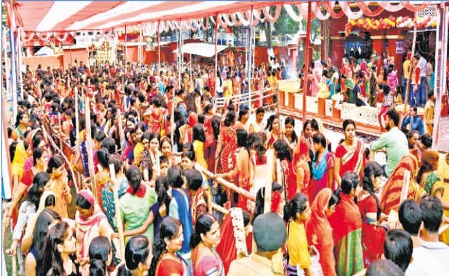 मां दुर्गा का खोईंछा भर महिलाओं ने मांगी खुशहाली