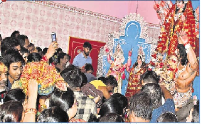 मां के जयकारे से गुंजायमान रहा पूजा पंडाल 	मां के महागौरी स्वरूप की पूजा