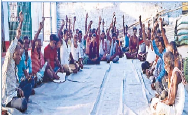गंगा धार में आतंक राज : मछुआरों को पीटा, रंगदारी मांगी