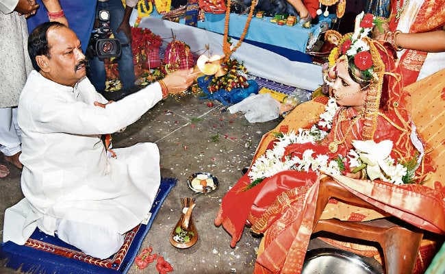 जमशेदपुर : सीएम ने किया कन्या पूजन, स्वच्छता को जनांदोलन बनाने का किया आह्वान