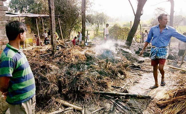 पश्चिमी चंपारण : आग से 11 घर जले, दर्जनों मवेशियों की मौत