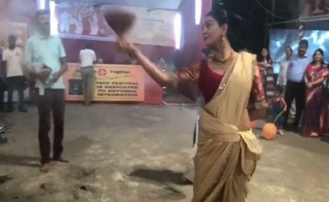 VIDEO: मां की पूजा-अर्चना के बाद सुष्मिता ने बेटी के साथ किया धुनुची डांस