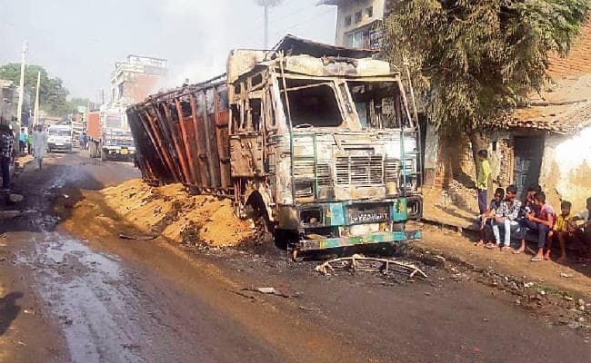 आरा : हादसे में मौत, गुस्साये लोगों ने ट्रक फूंका