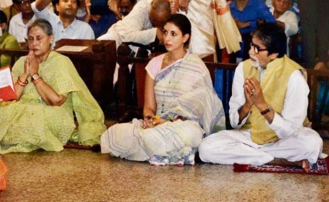 मां के दर्शन करने परिवार सहित पहुंचे अमिताभ, हाथ जोड़े आये नजर